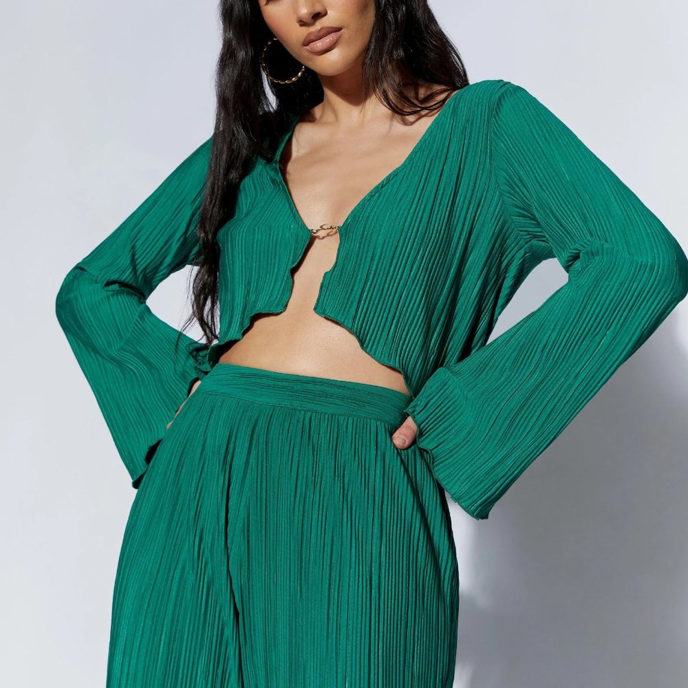 MEHRU Crinkle Flare Sleeve Top With Hardware -- Emerald